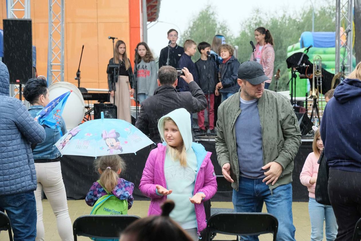  Festyn rodzinny przed nową szkołą przy ul Berylowej (zdjęcie 1) - Autor: Maciej Kaczanowski