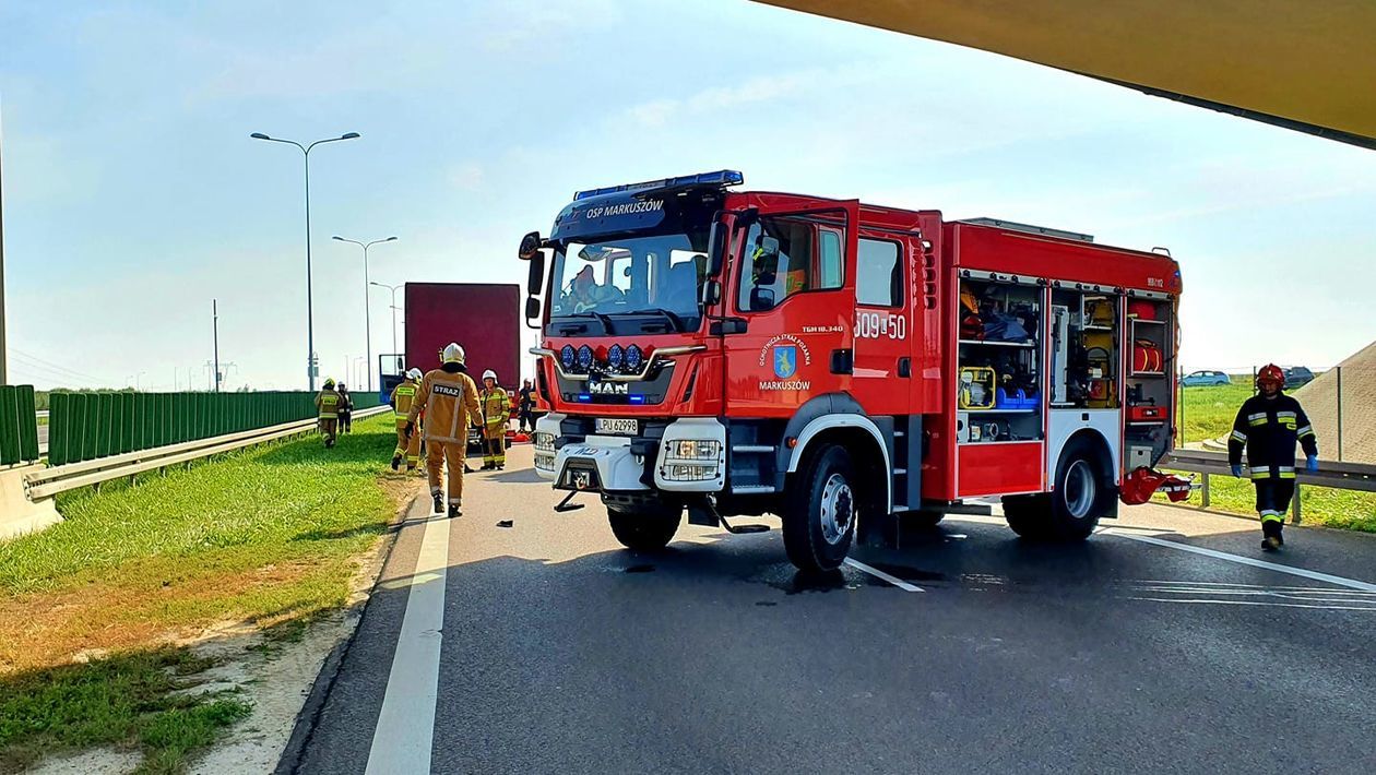 Śmiertelny wypadek na drodze ekspresowej koło Markuszowa - Autor: OSP KSRG Markuszów
