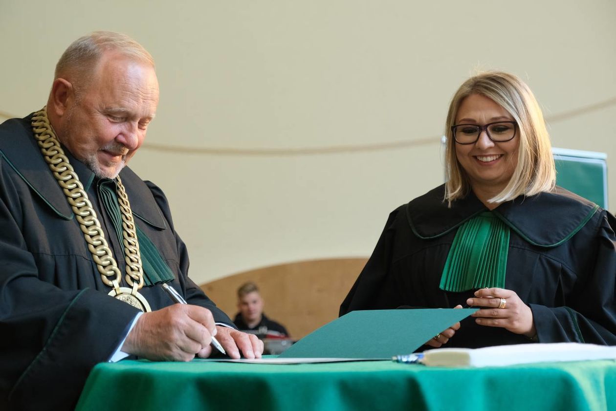  Ślubowanie adwokatów w Muszli Koncertowej Ogrodu Saskiego. (zdjęcie 1) - Autor: Maciej Kaczanowski