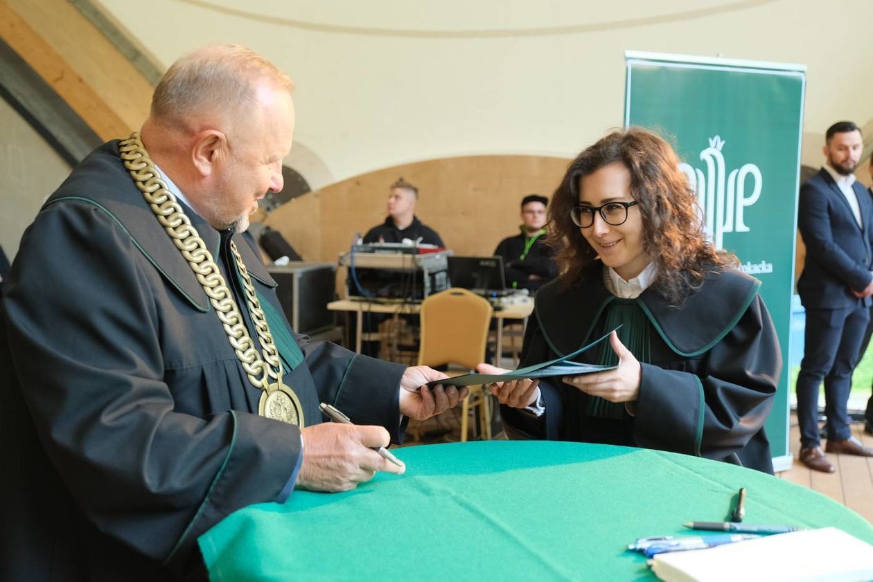  Ślubowanie adwokatów w Muszli Koncertowej Ogrodu Saskiego. (zdjęcie 1) - Autor: Maciej Kaczanowski