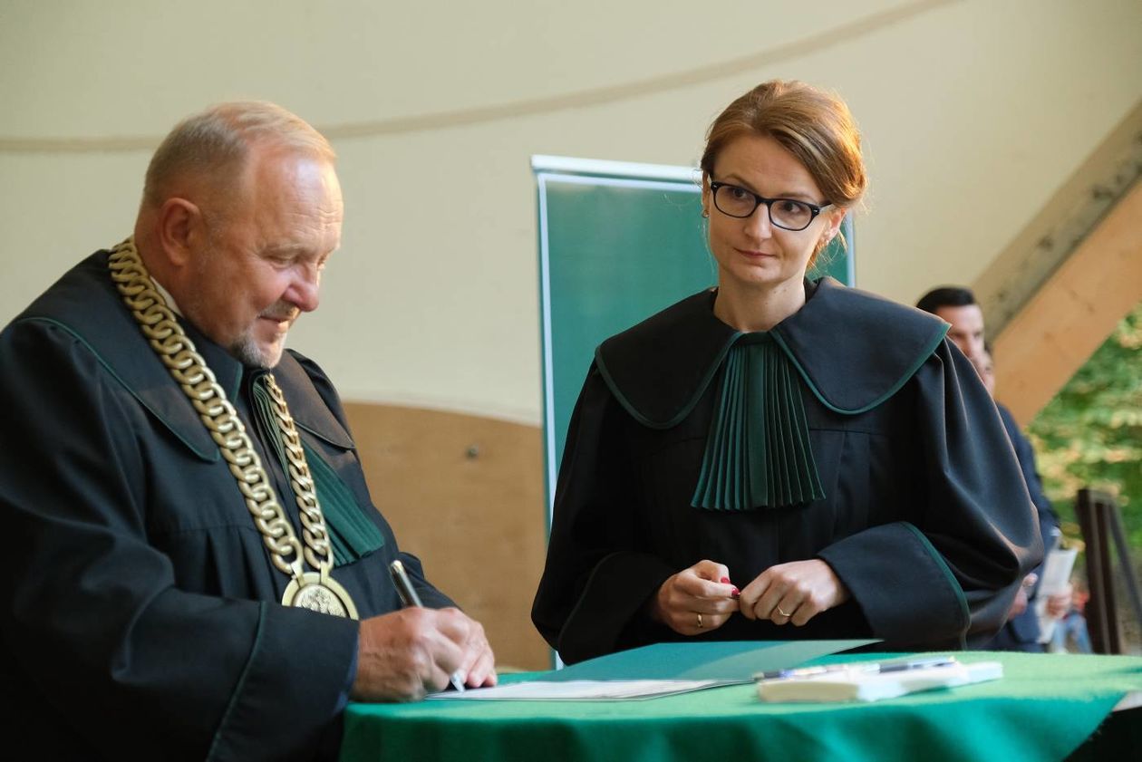  Ślubowanie adwokatów w Muszli Koncertowej Ogrodu Saskiego. (zdjęcie 1) - Autor: Maciej Kaczanowski