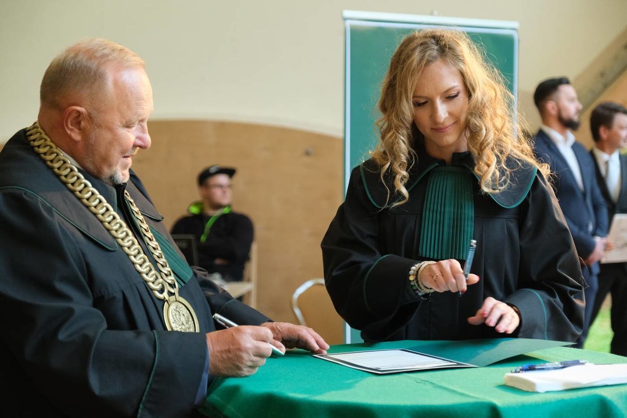  Ślubowanie adwokatów w Muszli Koncertowej Ogrodu Saskiego. (zdjęcie 1) - Autor: Maciej Kaczanowski