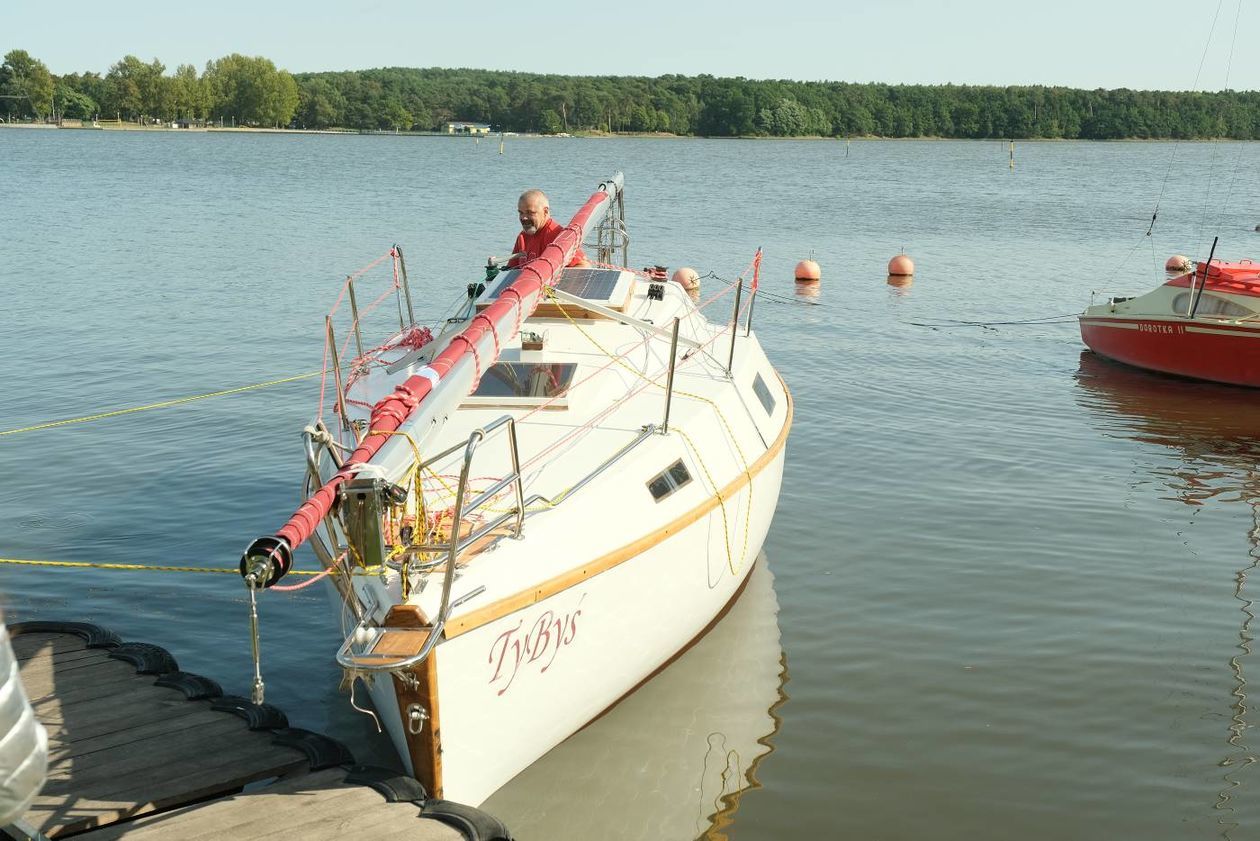  Wodowanie jachtu TyByś na Zalewie Zemborzyckim (zdjęcie 1) - Autor: Maciej Kaczanowski
