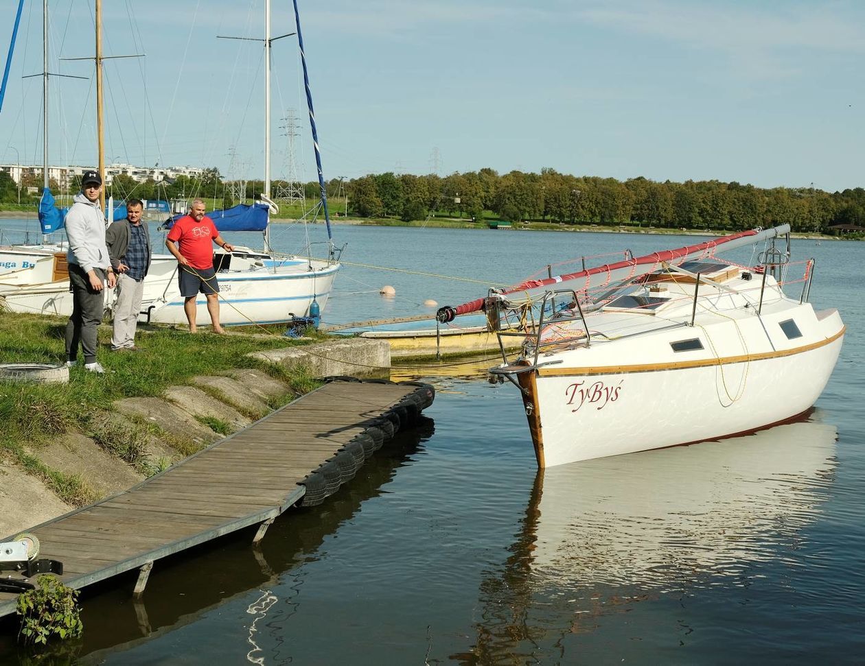  Wodowanie jachtu TyByś na Zalewie Zemborzyckim (zdjęcie 1) - Autor: Maciej Kaczanowski