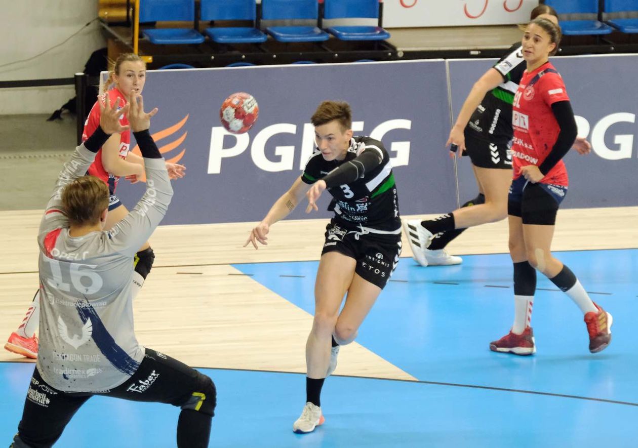  MKS Perła – Piotrcovia 28:26 (zdjęcie 1) - Autor: Maciej Kaczanowski