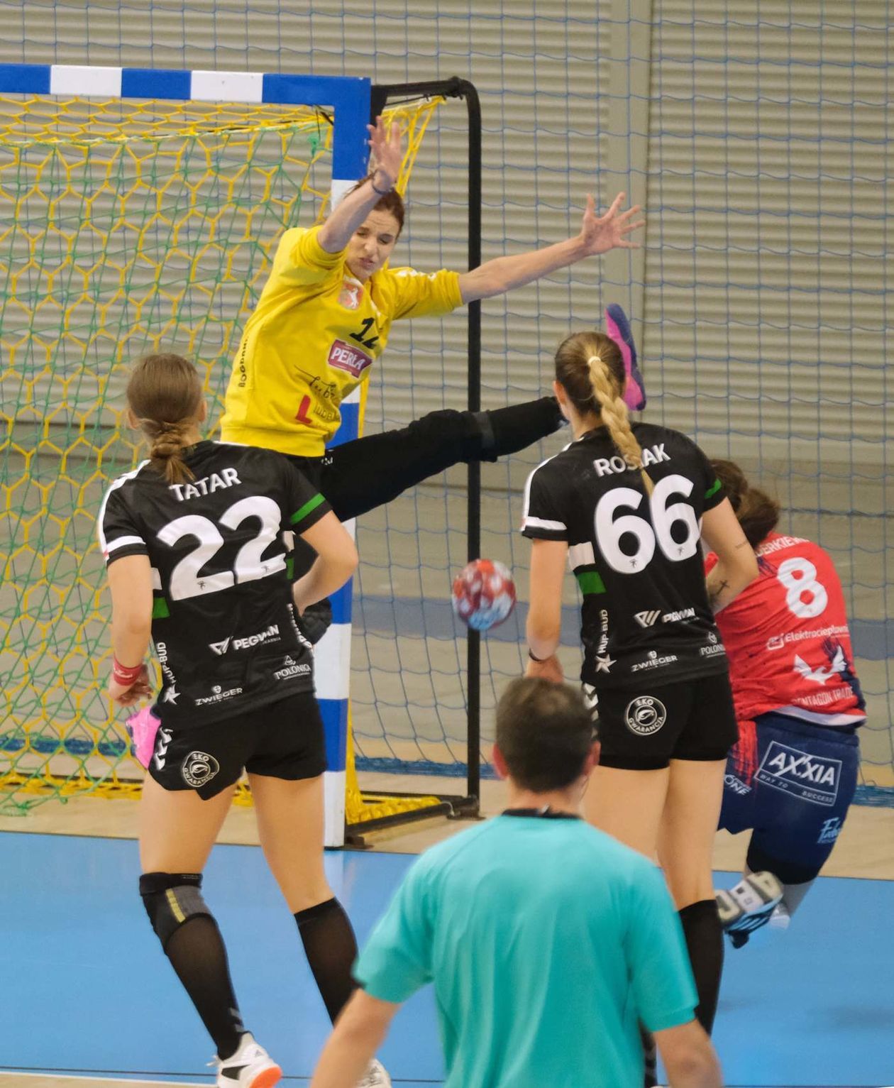  MKS Perła – Piotrcovia 28:26 (zdjęcie 1) - Autor: Maciej Kaczanowski