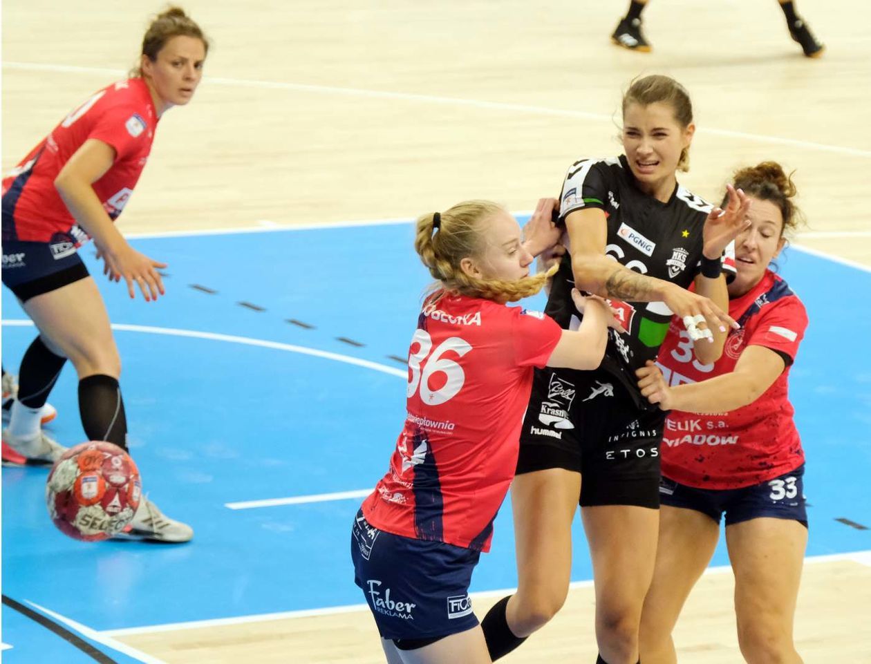  MKS Perła – Piotrcovia 28:26 (zdjęcie 1) - Autor: Maciej Kaczanowski