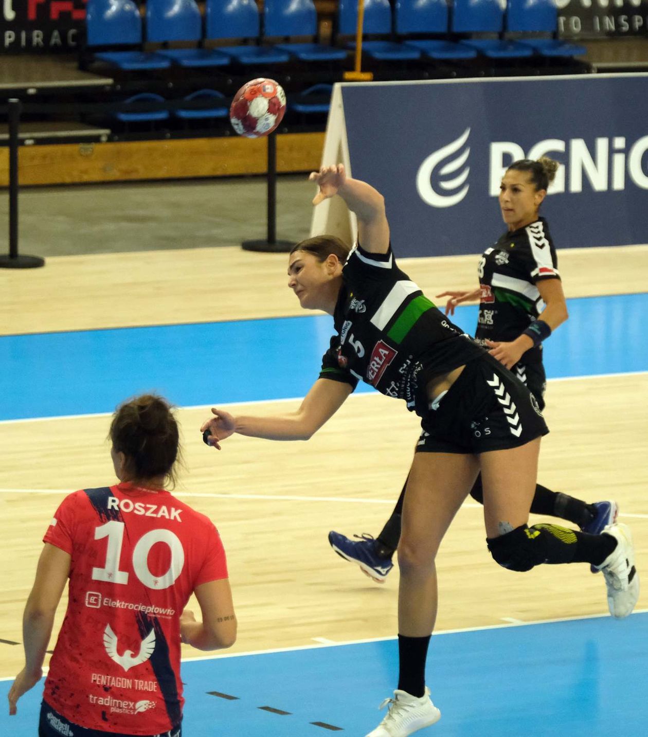  MKS Perła – Piotrcovia 28:26 (zdjęcie 1) - Autor: Maciej Kaczanowski