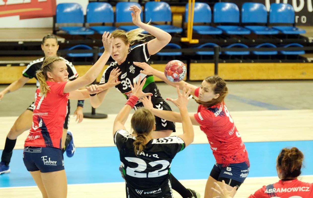  MKS Perła – Piotrcovia 28:26 (zdjęcie 1) - Autor: Maciej Kaczanowski