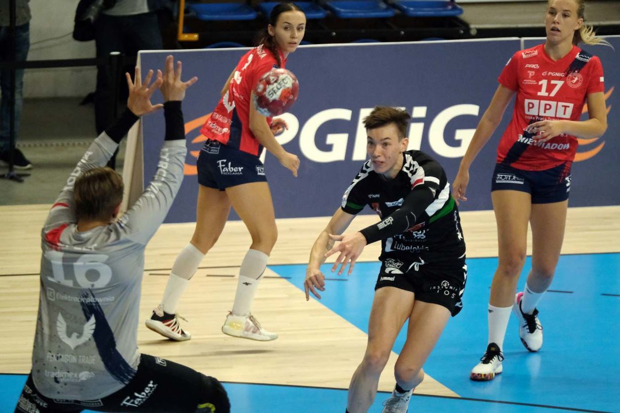  MKS Perła – Piotrcovia 28:26 (zdjęcie 1) - Autor: Maciej Kaczanowski