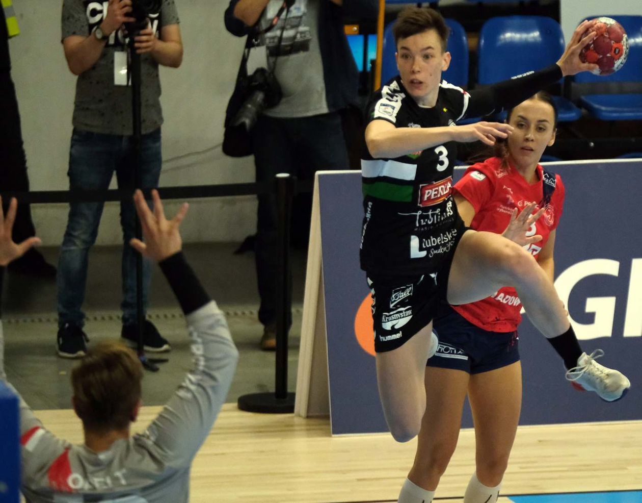  MKS Perła – Piotrcovia 28:26 (zdjęcie 1) - Autor: Maciej Kaczanowski