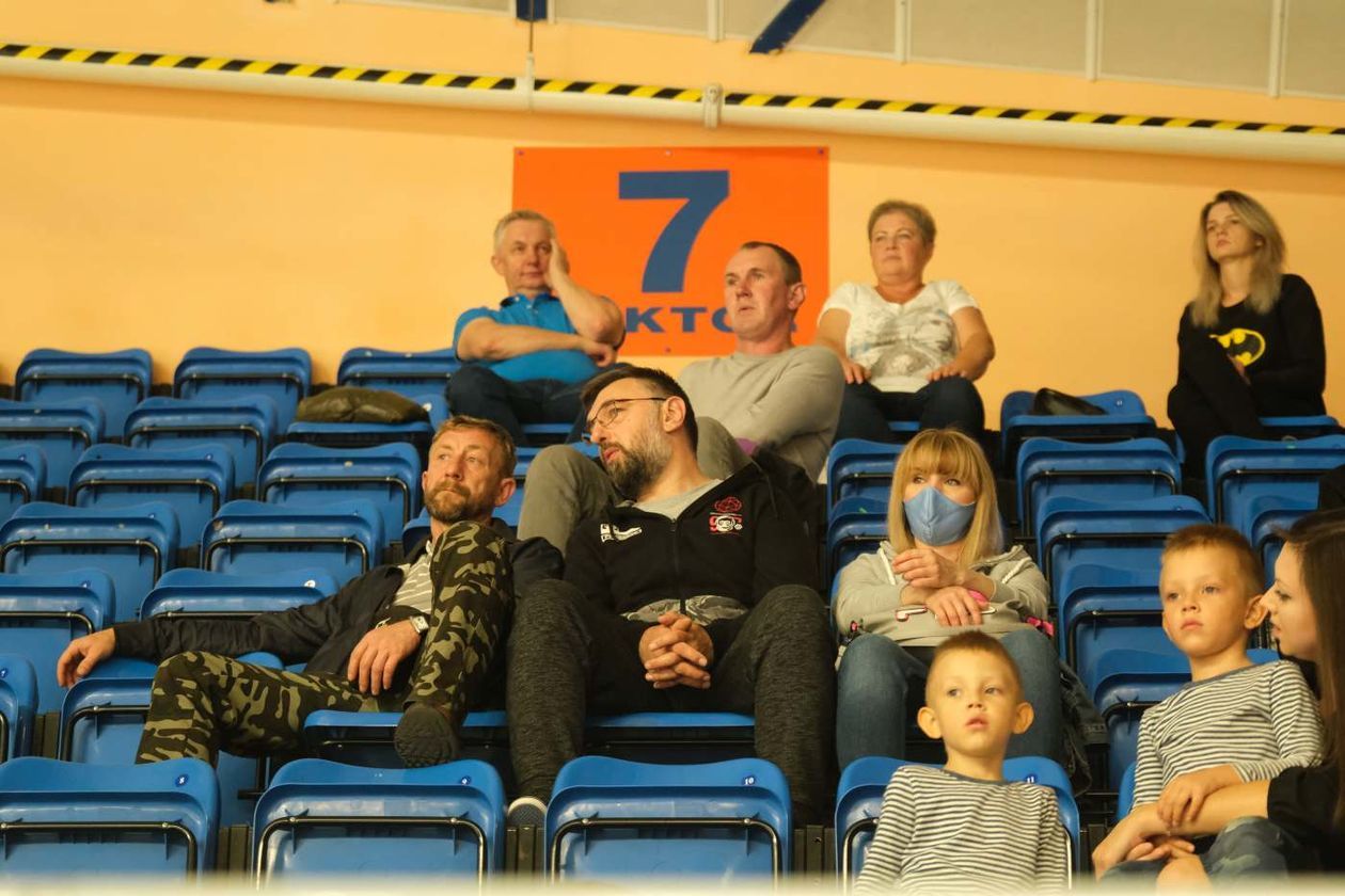  MKS Perła – Piotrcovia 28:26 (zdjęcie 1) - Autor: Maciej Kaczanowski
