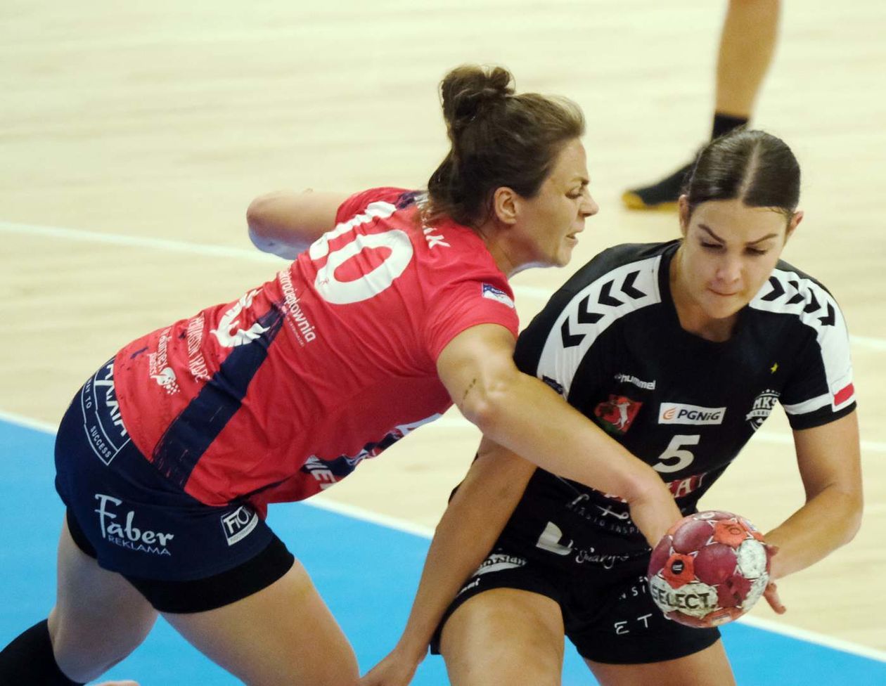  MKS Perła – Piotrcovia 28:26 (zdjęcie 1) - Autor: Maciej Kaczanowski