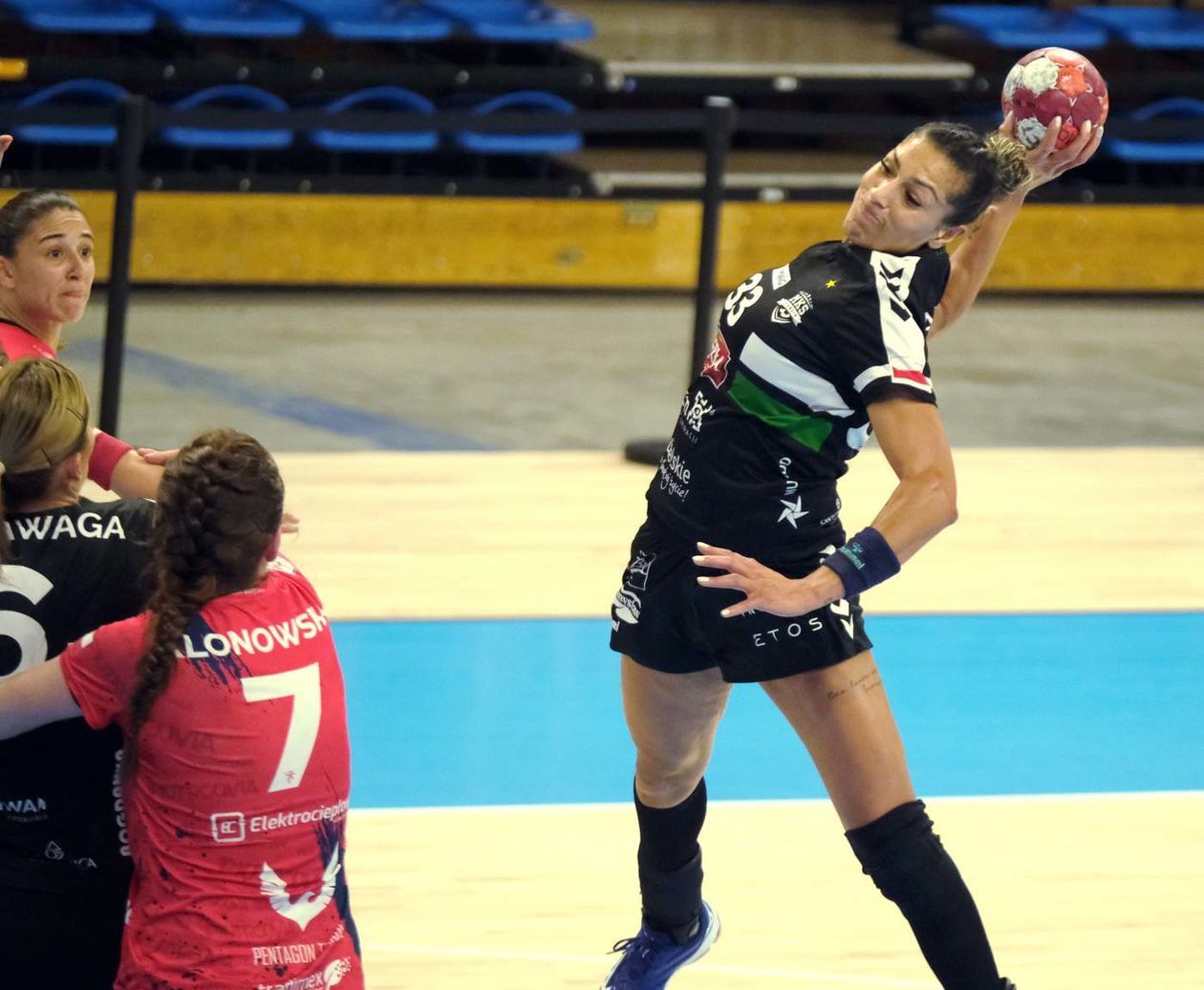  MKS Perła – Piotrcovia 28:26 (zdjęcie 1) - Autor: Maciej Kaczanowski
