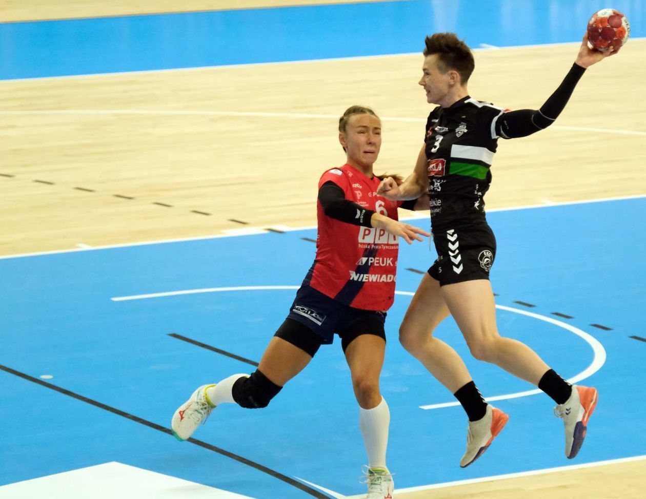 MKS Perła – Piotrcovia 28:26 (zdjęcie 1) - Autor: Maciej Kaczanowski