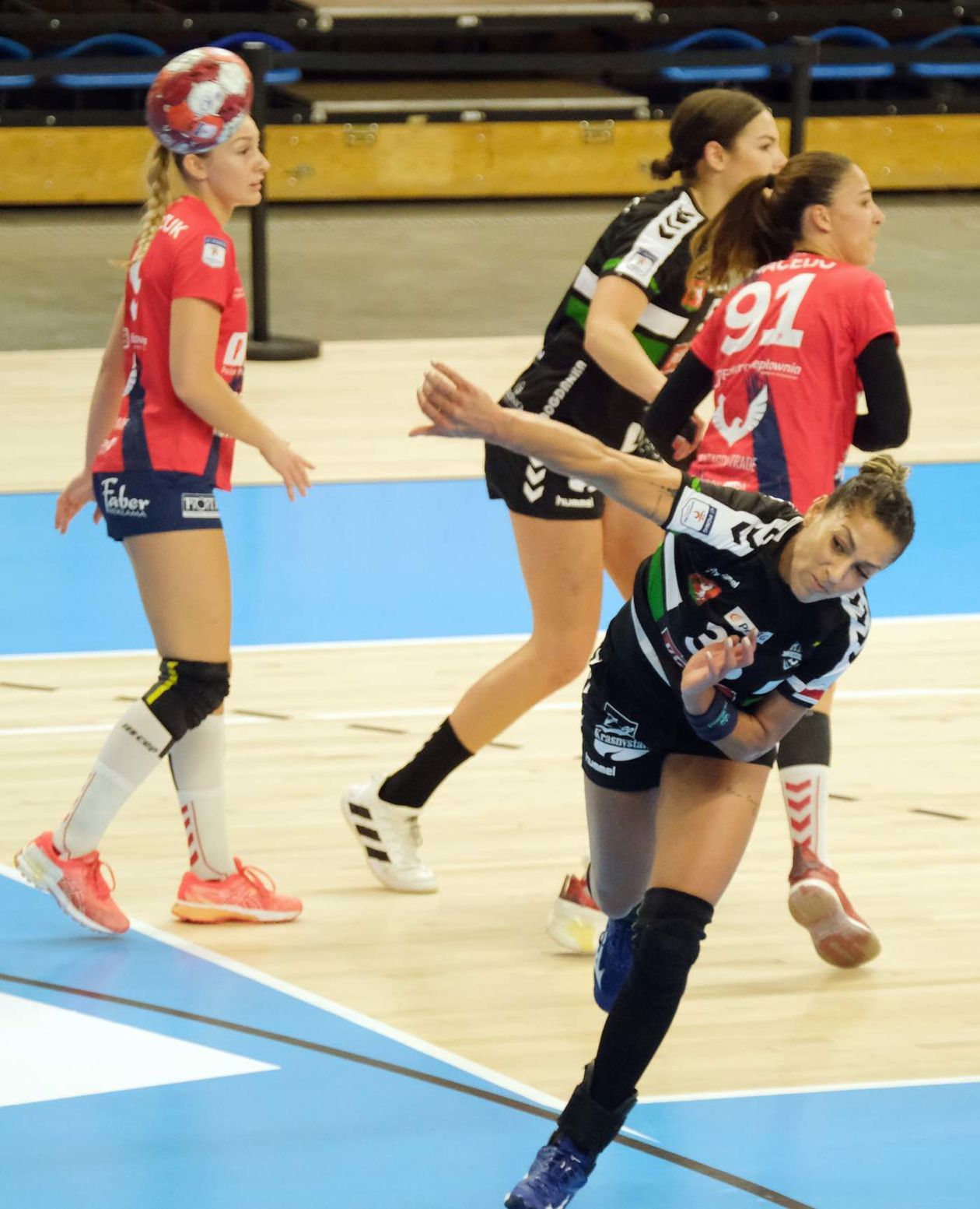  MKS Perła – Piotrcovia 28:26 (zdjęcie 1) - Autor: Maciej Kaczanowski