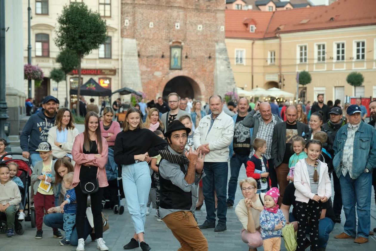  Carnaval Sztukmistrzów sobota: Prometeusz na błoniach, występy na ulicy  (zdjęcie 1) - Autor: Maciej Kaczanowski