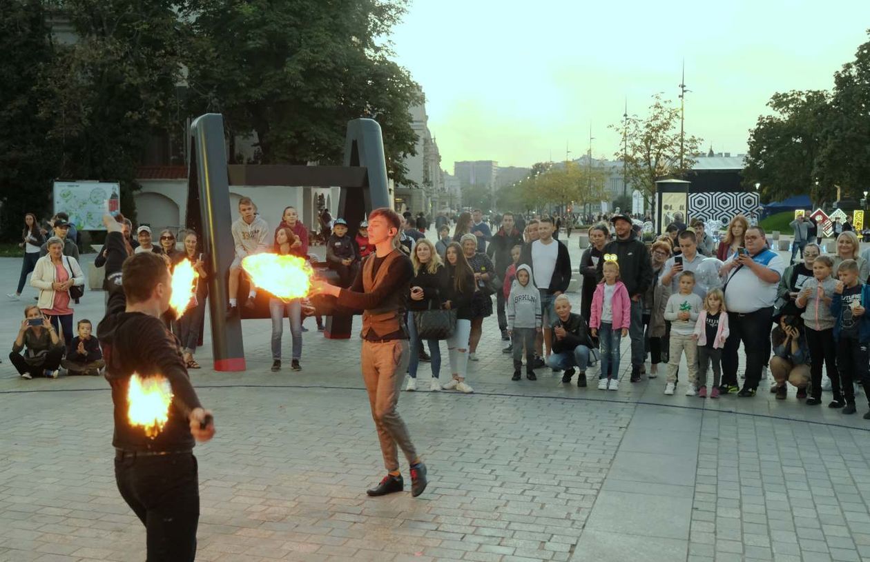  Carnaval Sztukmistrzów sobota: Prometeusz na błoniach, występy na ulicy  (zdjęcie 1) - Autor: Maciej Kaczanowski