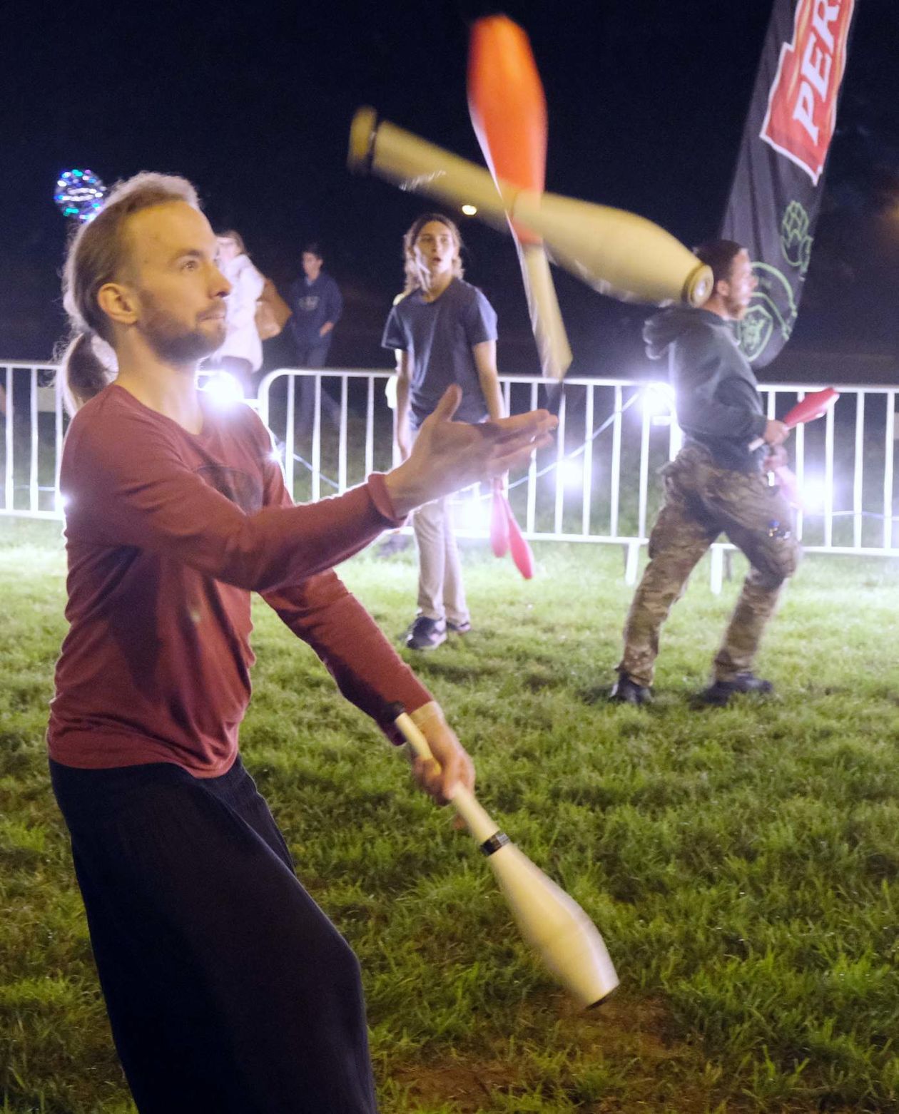  Carnaval Sztukmistrzów sobota: Prometeusz na błoniach, występy na ulicy  (zdjęcie 1) - Autor: Maciej Kaczanowski