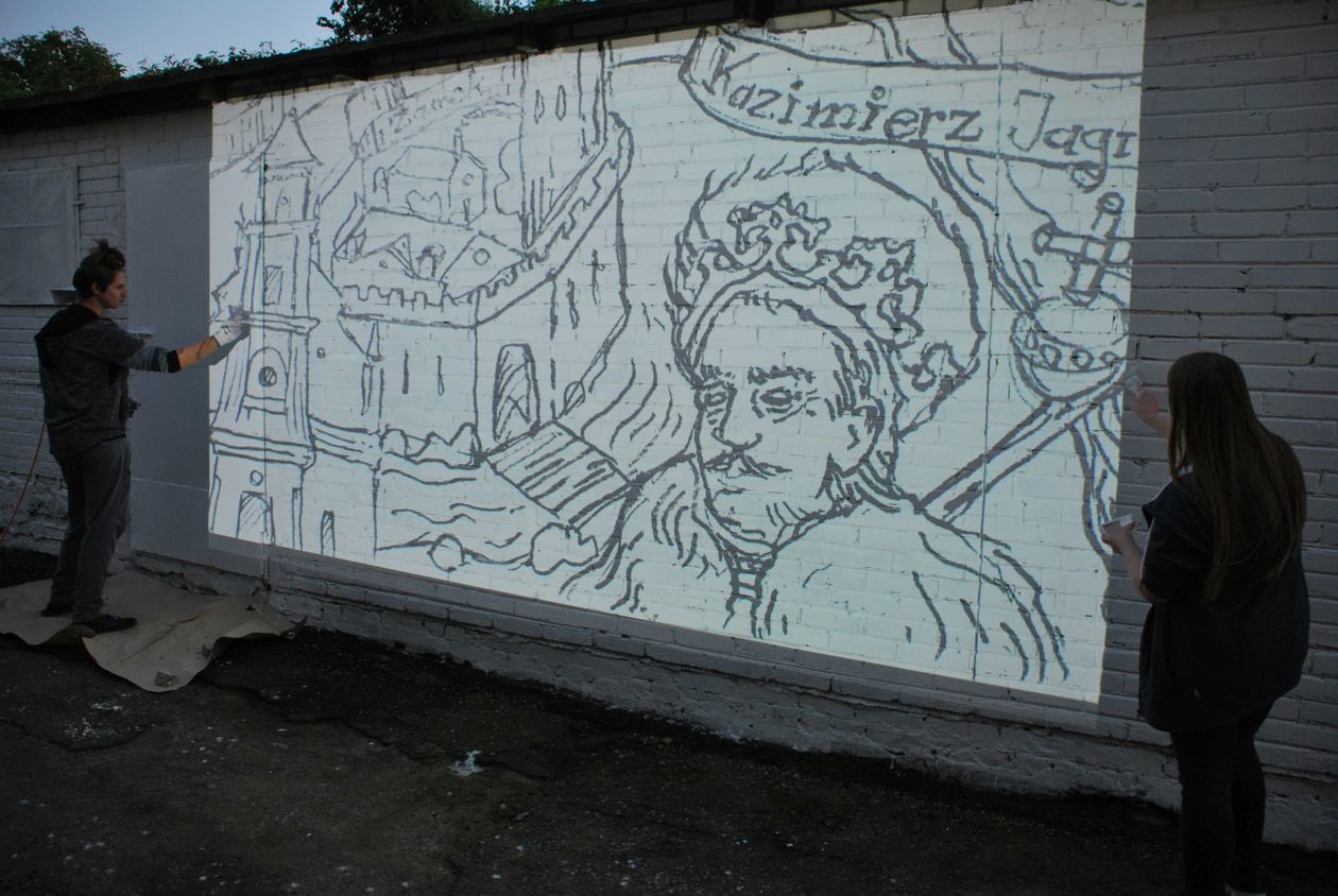  Prace przy muralu w Bełżycach (zdjęcie 1) - Autor: Fundacja Zamek Bełżyce 