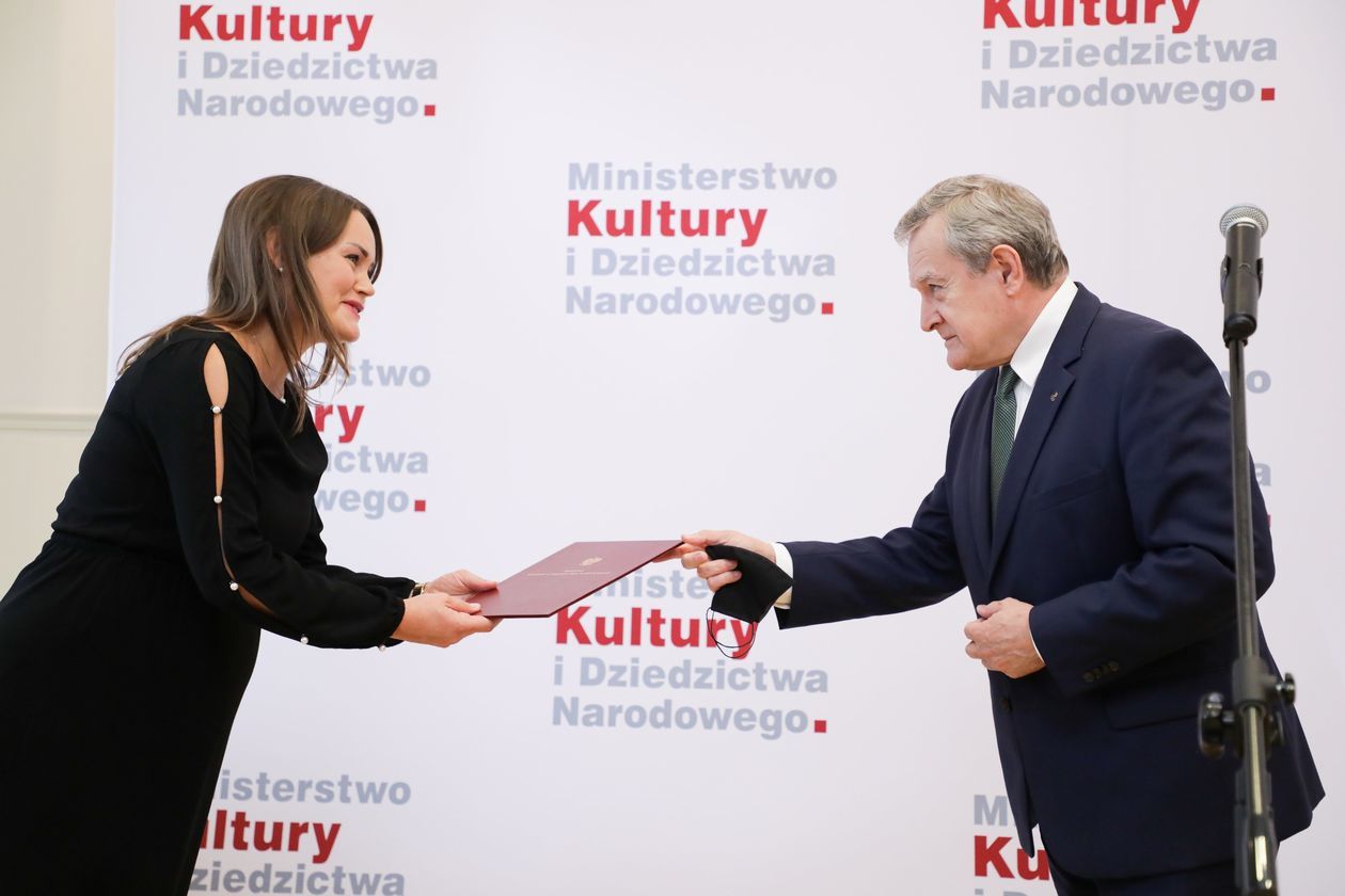  <p>Katarzyna Mieczkowska odbiera nominację na dyrektora Muzeum Narodowego w Lublinie</p>