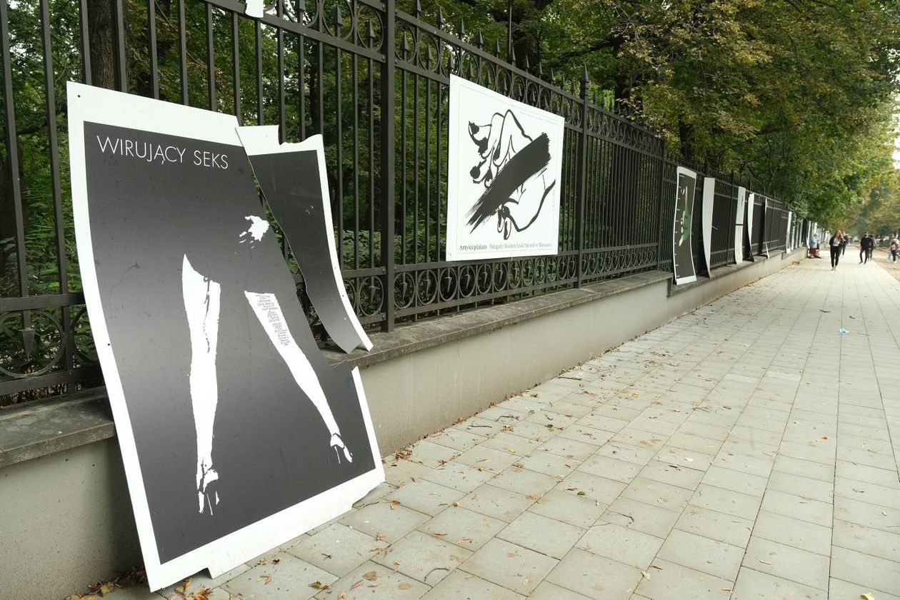  Zdewastowane plakaty na parkanie Ogrodu Saskiego (zdjęcie 1) - Autor: Maciej Kaczanowski