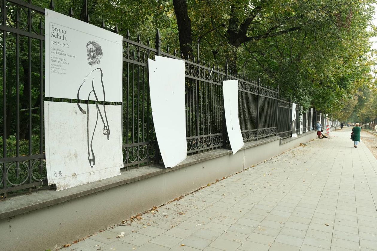  Zdewastowane plakaty na parkanie Ogrodu Saskiego (zdjęcie 1) - Autor: Maciej Kaczanowski