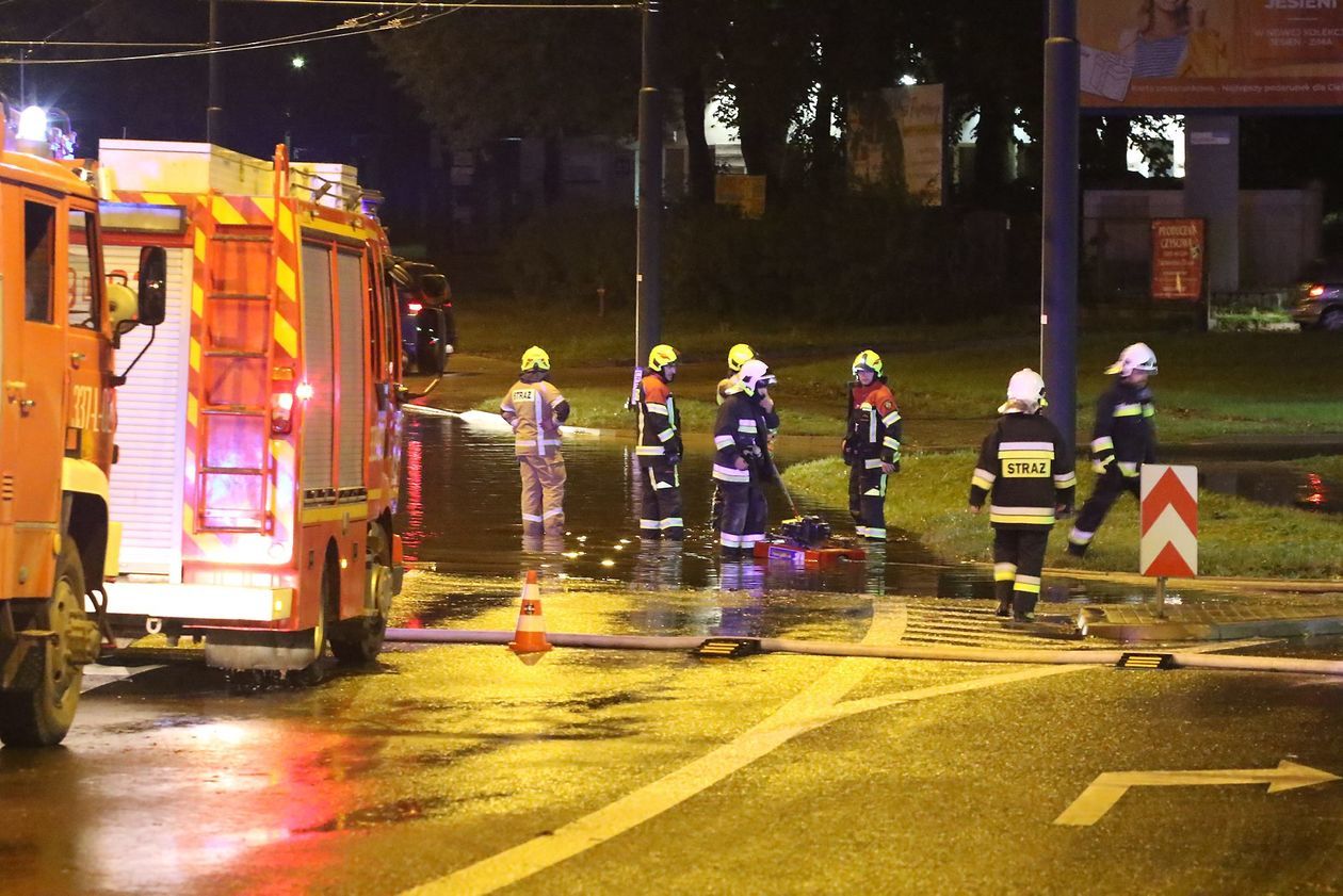  Autobusy i samochody brną w wodzie po burzy w Lublinie (zdjęcie 1) - Autor: Piotr Michalski