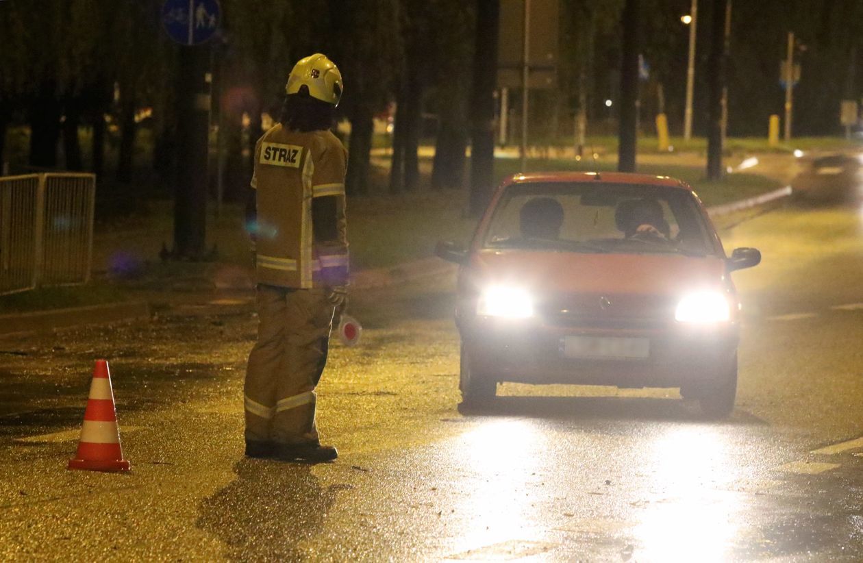  Autobusy i samochody brną w wodzie po burzy w Lublinie (zdjęcie 1) - Autor: Piotr Michalski