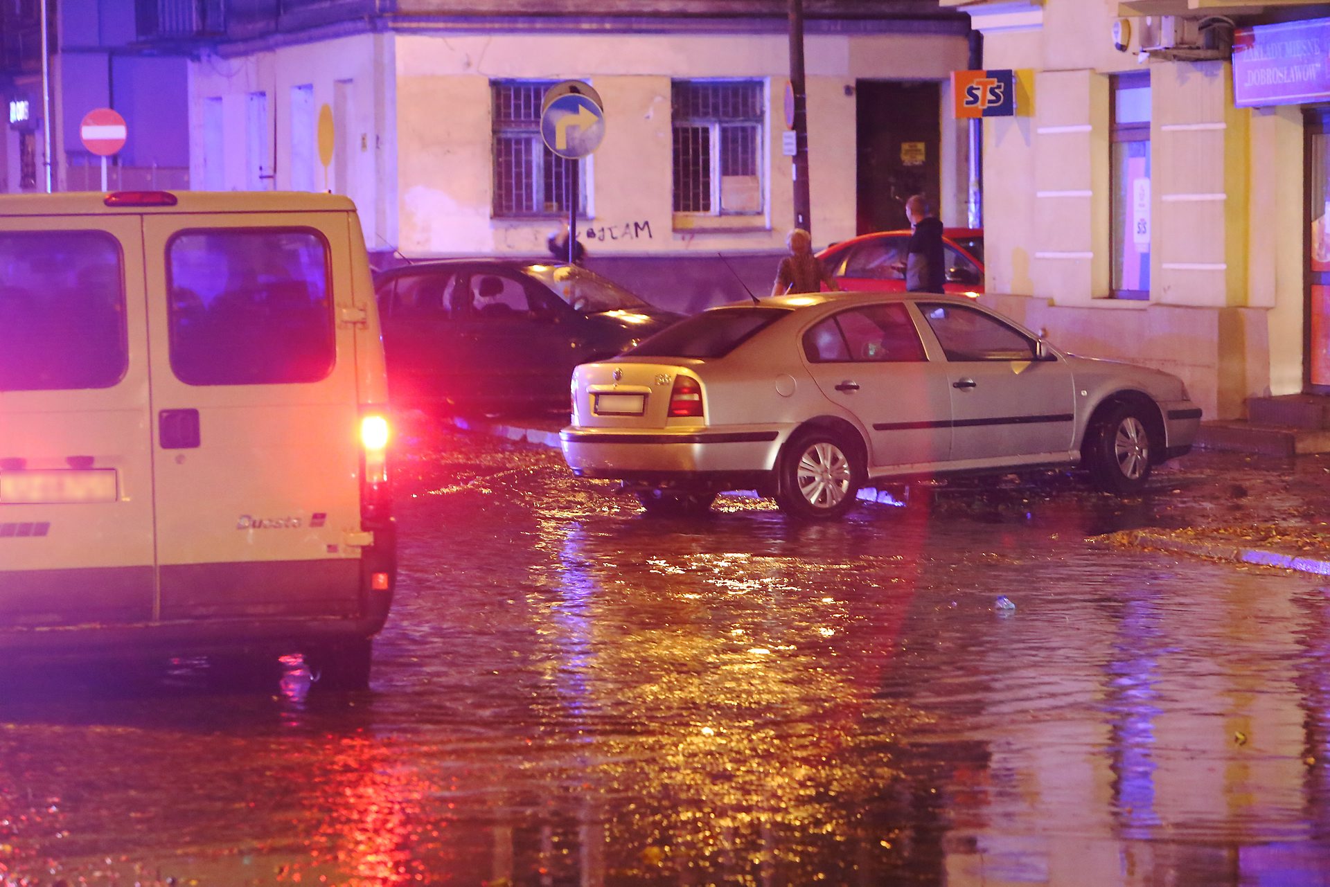  Autobusy i samochody brną w wodzie po burzy w Lublinie (zdjęcie 1) - Autor: Piotr Michalski