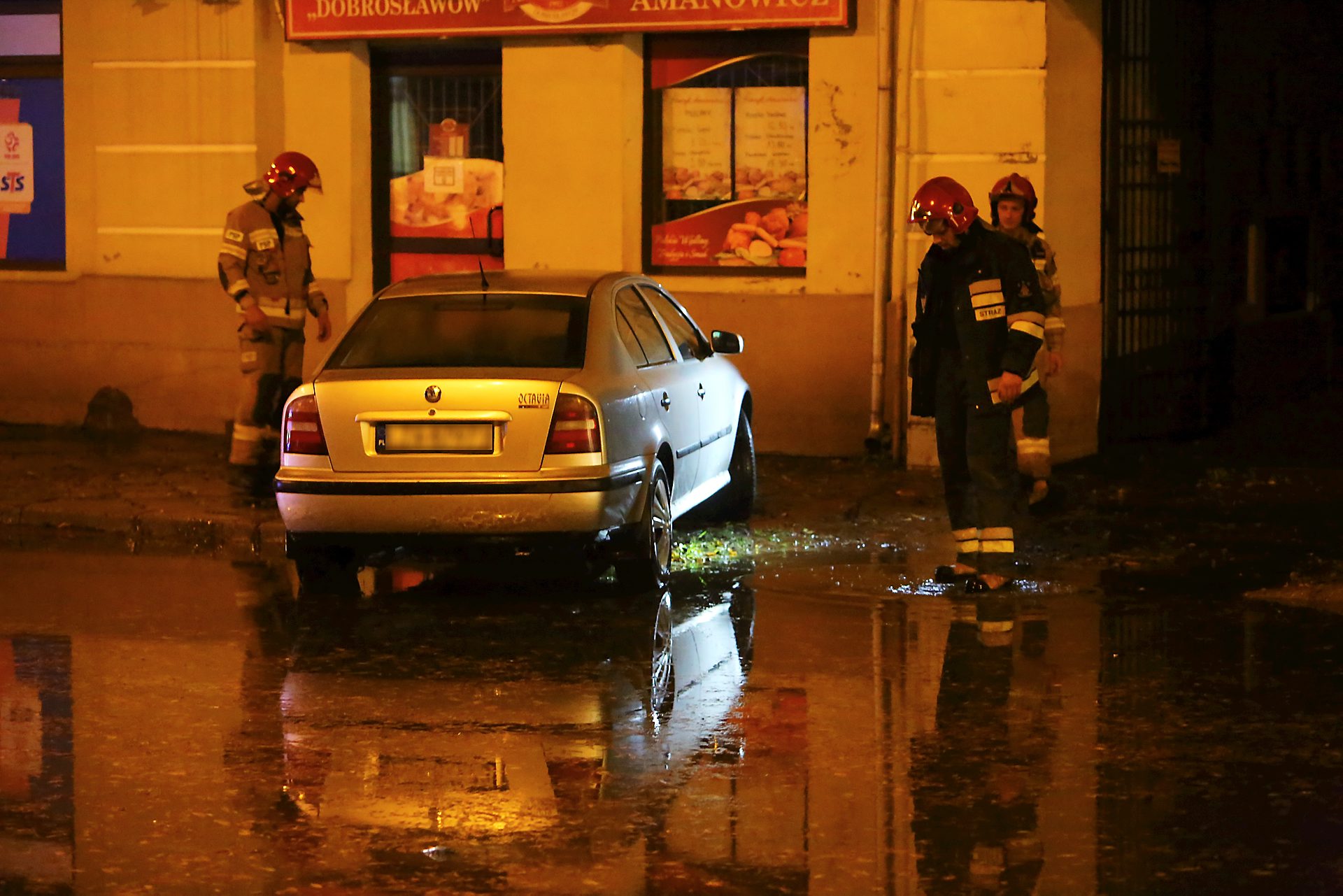  Autobusy i samochody brną w wodzie po burzy w Lublinie (zdjęcie 1) - Autor: Piotr Michalski