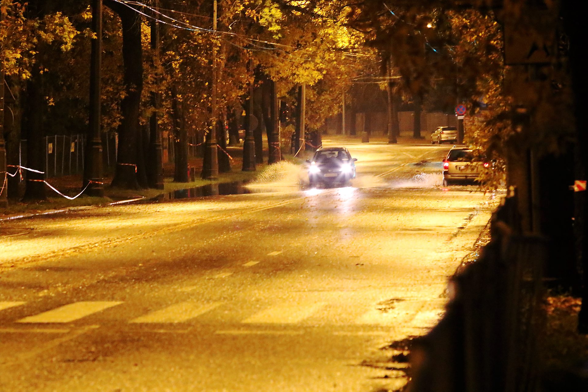  Autobusy i samochody brną w wodzie po burzy w Lublinie (zdjęcie 1) - Autor: Piotr Michalski