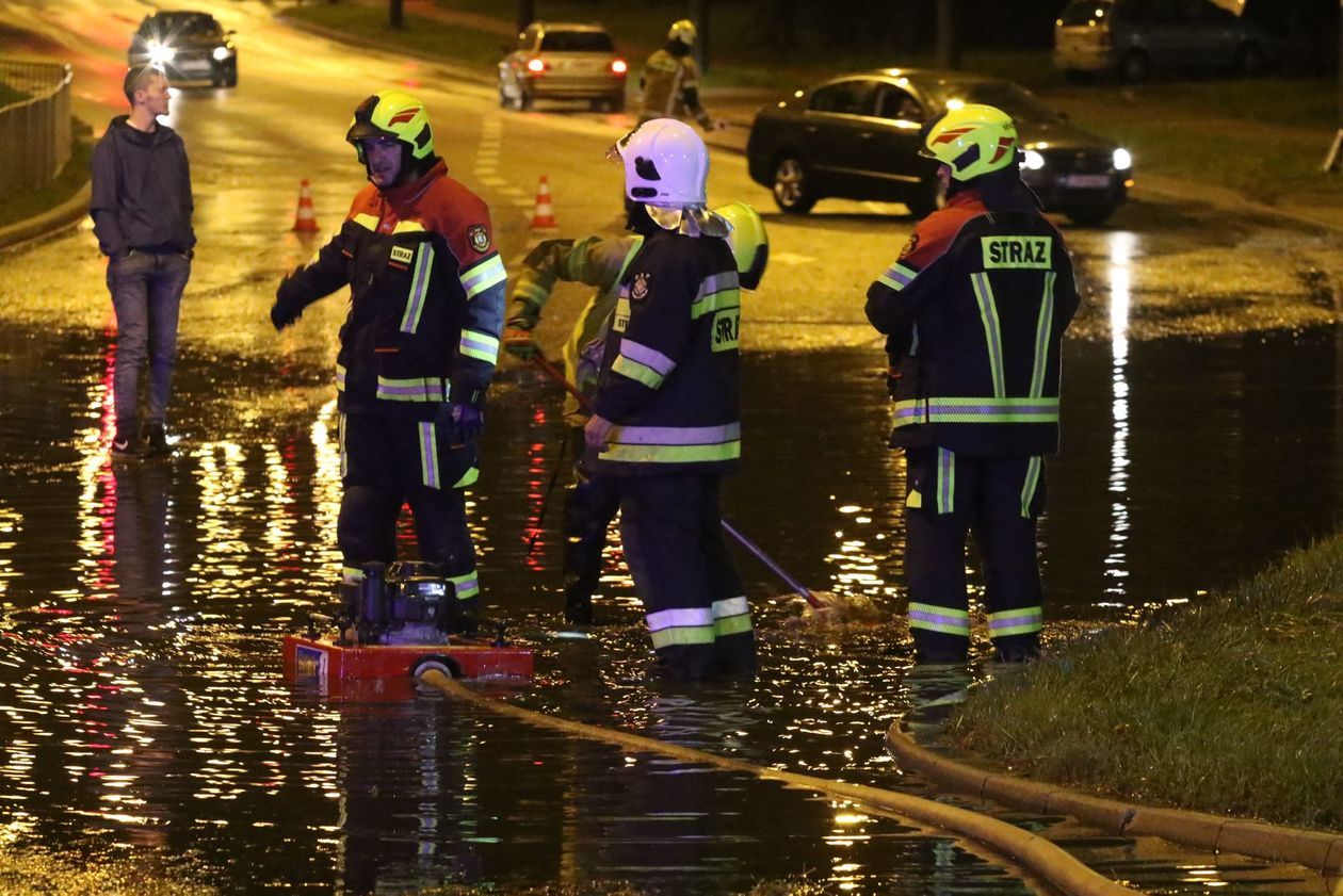  Autobusy i samochody brną w wodzie po burzy w Lublinie (zdjęcie 1) - Autor: Piotr Michalski