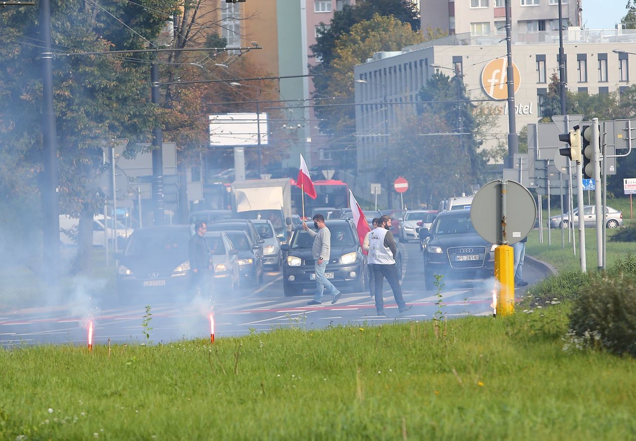  Protest rolników na Rondzie Dmowskiego (zdjęcie 1) - Autor: Piotr Michalski