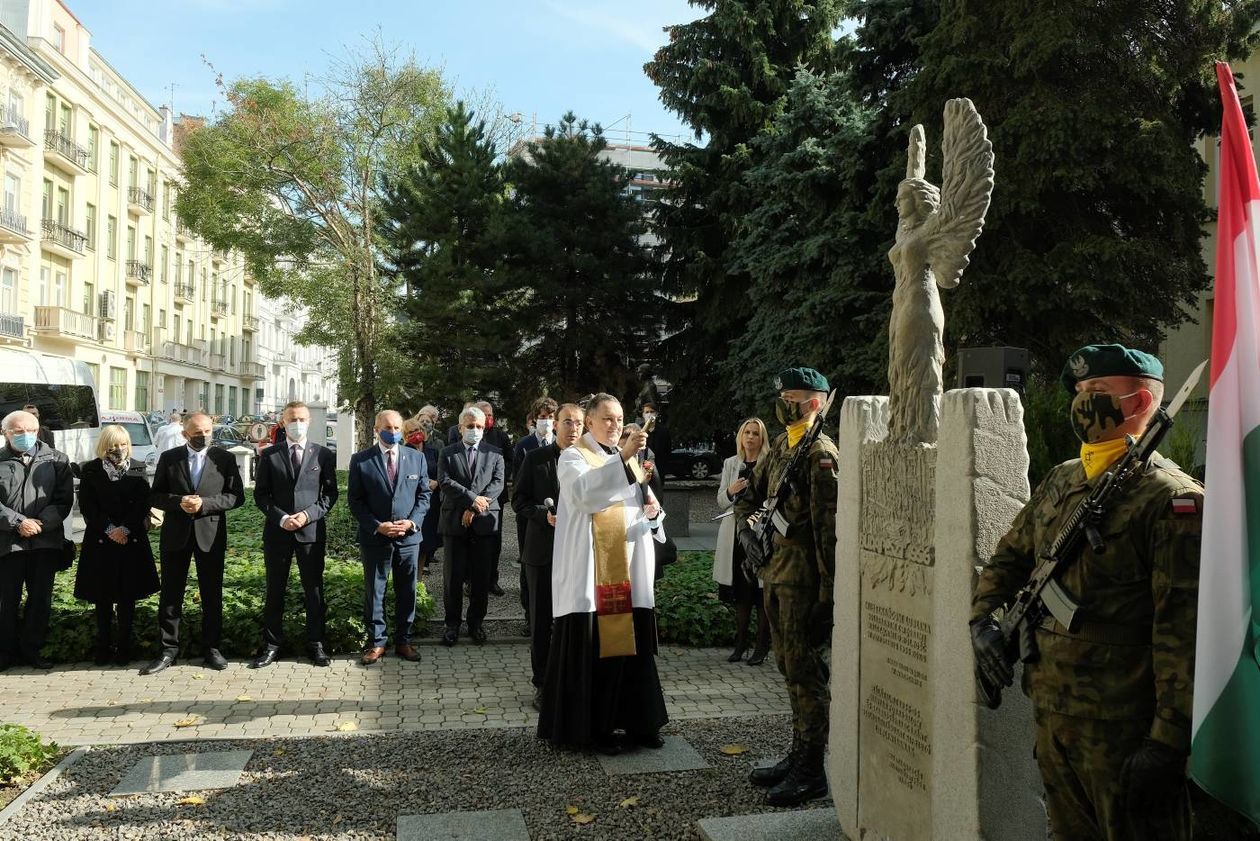  Odsłonięcie pomnika poświęconego lublinianom solidarnym z węgierskimi powstańcami w 1956 r  (zdjęcie 1) - Autor: Maciej Kaczanowski