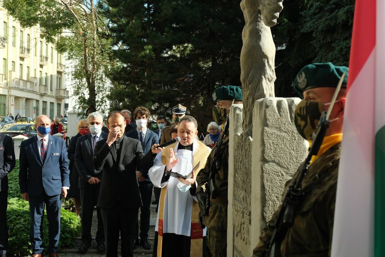  Odsłonięcie pomnika poświęconego lublinianom solidarnym z węgierskimi powstańcami w 1956 r  (zdjęcie 1) - Autor: Maciej Kaczanowski