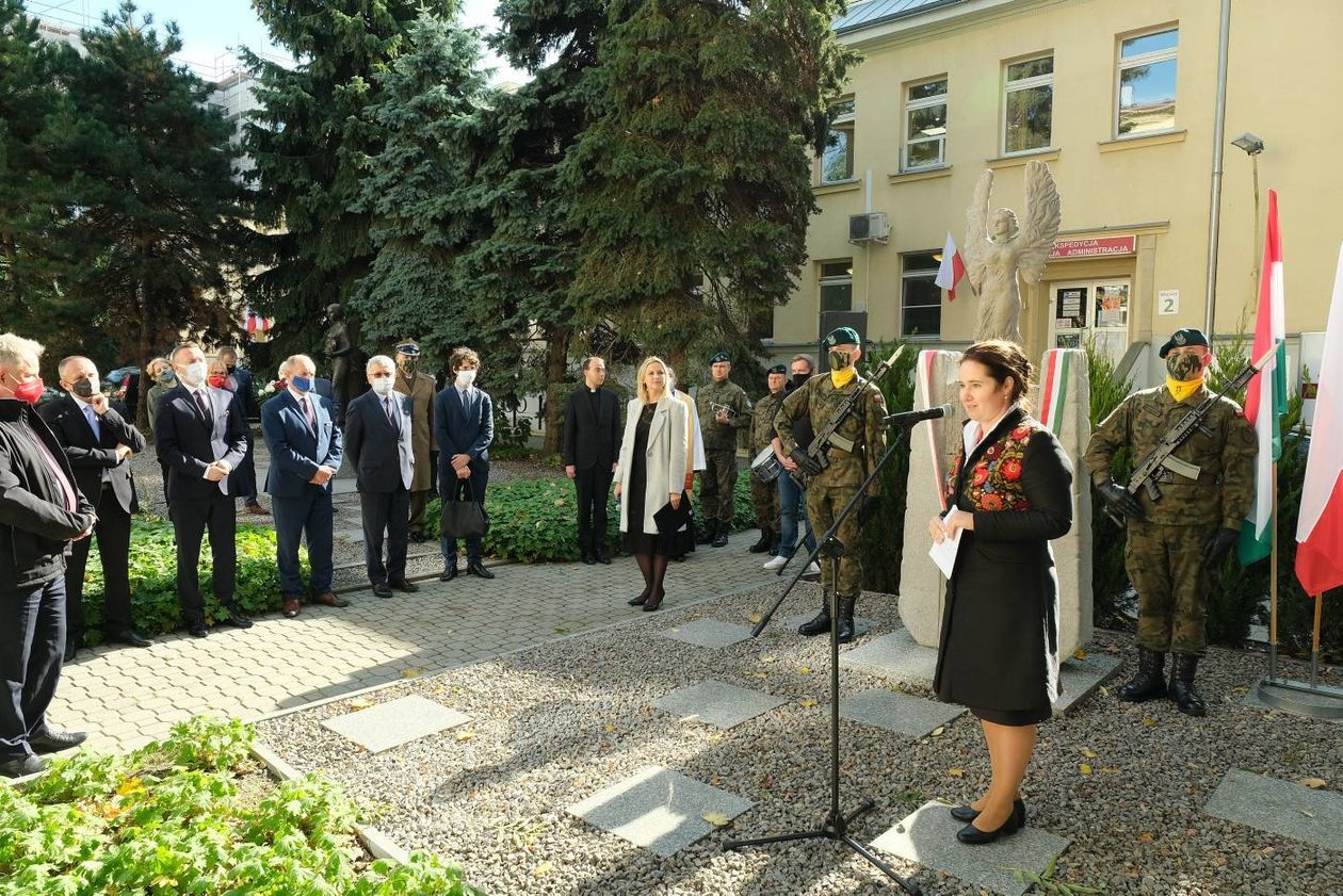  Odsłonięcie pomnika poświęconego lublinianom solidarnym z węgierskimi powstańcami w 1956 r  (zdjęcie 1) - Autor: Maciej Kaczanowski