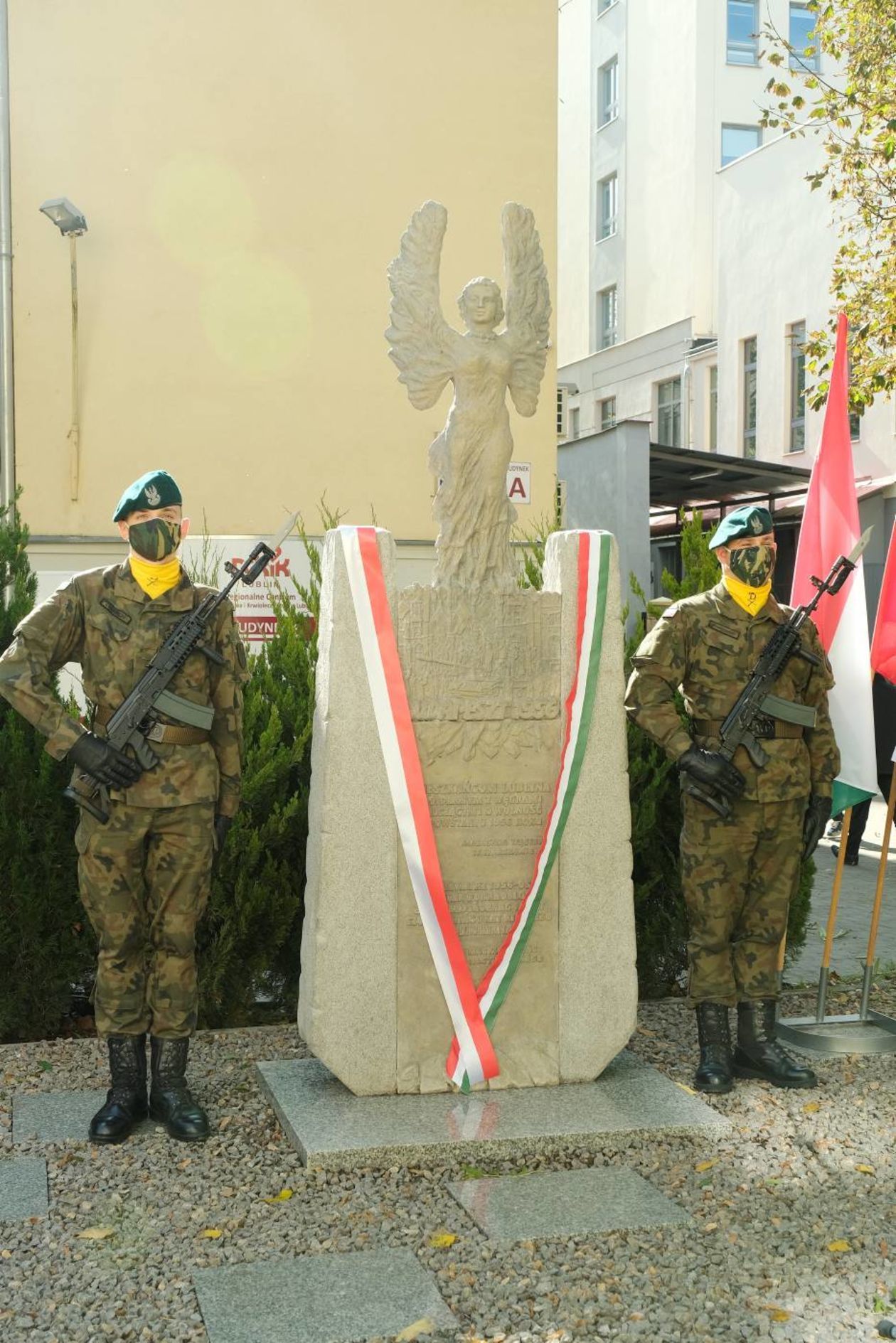  Odsłonięcie pomnika poświęconego lublinianom solidarnym z węgierskimi powstańcami w 1956 r  (zdjęcie 1) - Autor: Maciej Kaczanowski