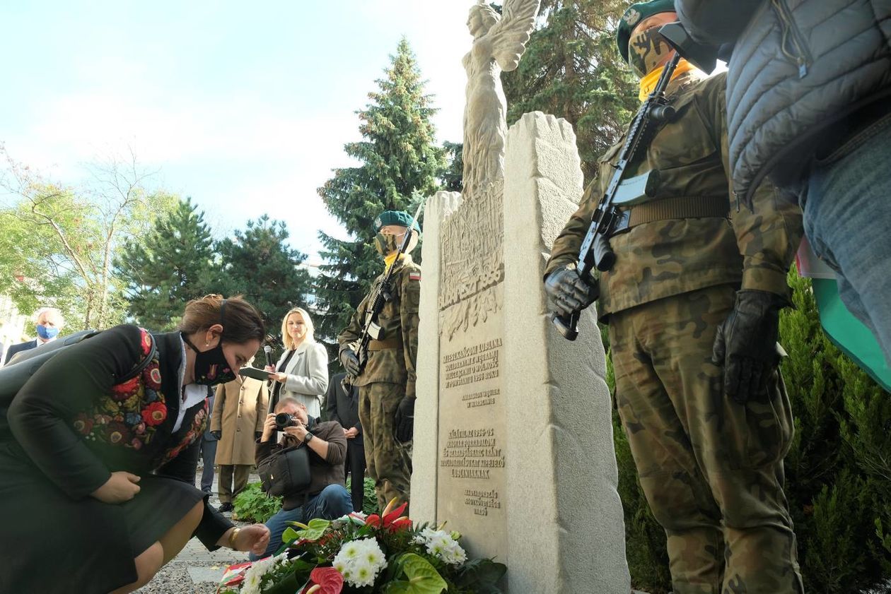  Odsłonięcie pomnika poświęconego lublinianom solidarnym z węgierskimi powstańcami w 1956 r  (zdjęcie 1) - Autor: Maciej Kaczanowski