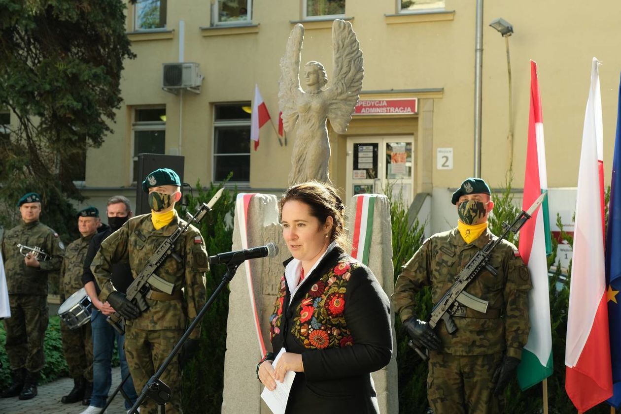  Odsłonięcie pomnika poświęconego lublinianom solidarnym z węgierskimi powstańcami w 1956 r  (zdjęcie 1) - Autor: Maciej Kaczanowski