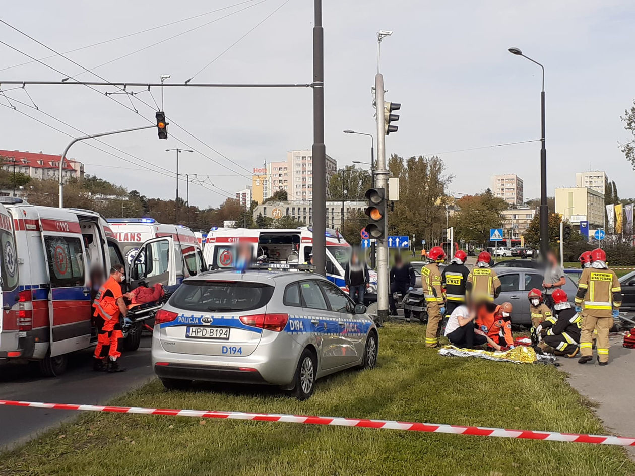  Wypadek na skrzyżowaniu al. Tysiąclecia i Unii Lubelskiej (zdjęcie 1) - Autor: Agnieszka Mazuś