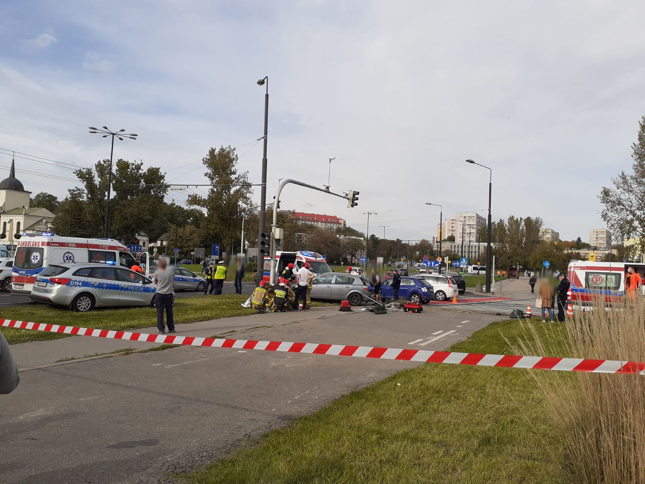  Wypadek na skrzyżowaniu al. Tysiąclecia i Unii Lubelskiej (zdjęcie 1) - Autor: Agnieszka Mazuś