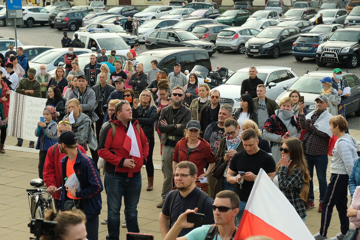  Nie wierzą w pandemię. Protest w Lublinie (zdjęcie 1) - Autor: Maciej Kaczanowski