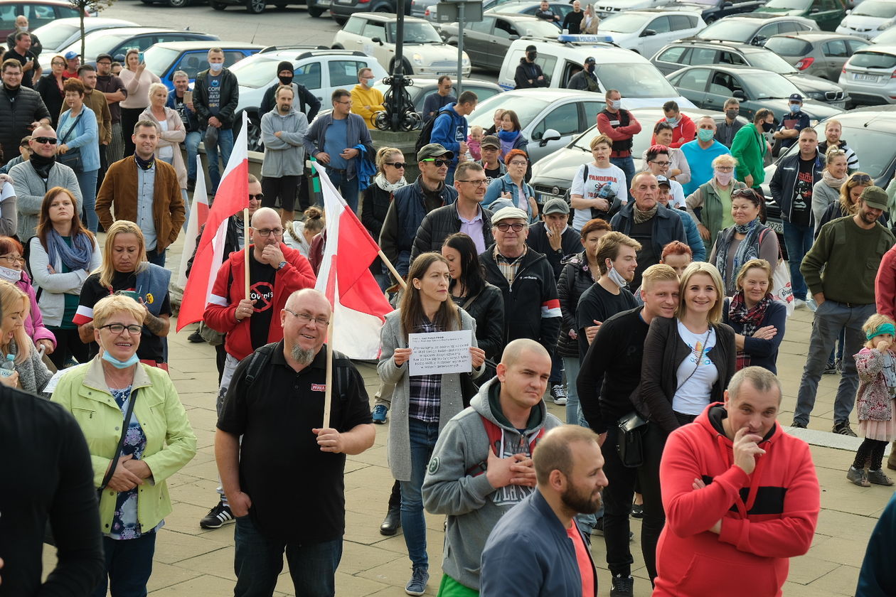  Nie wierzą w pandemię. Protest w Lublinie (zdjęcie 1) - Autor: Maciej Kaczanowski