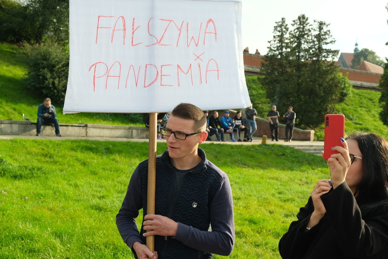  Nie wierzą w pandemię. Protest w Lublinie (zdjęcie 1) - Autor: Maciej Kaczanowski