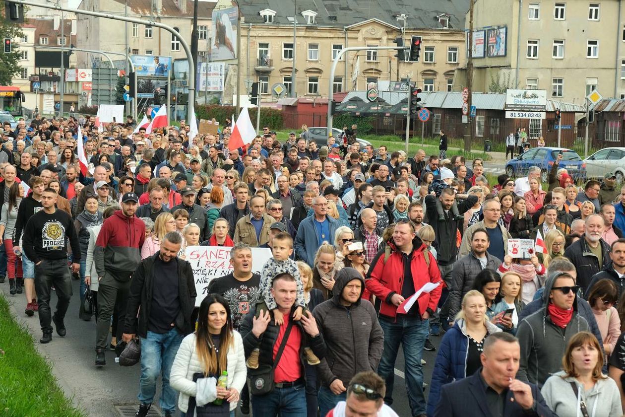  Nie wierzą w pandemię. Protest w Lublinie (zdjęcie 1) - Autor: Maciej Kaczanowski