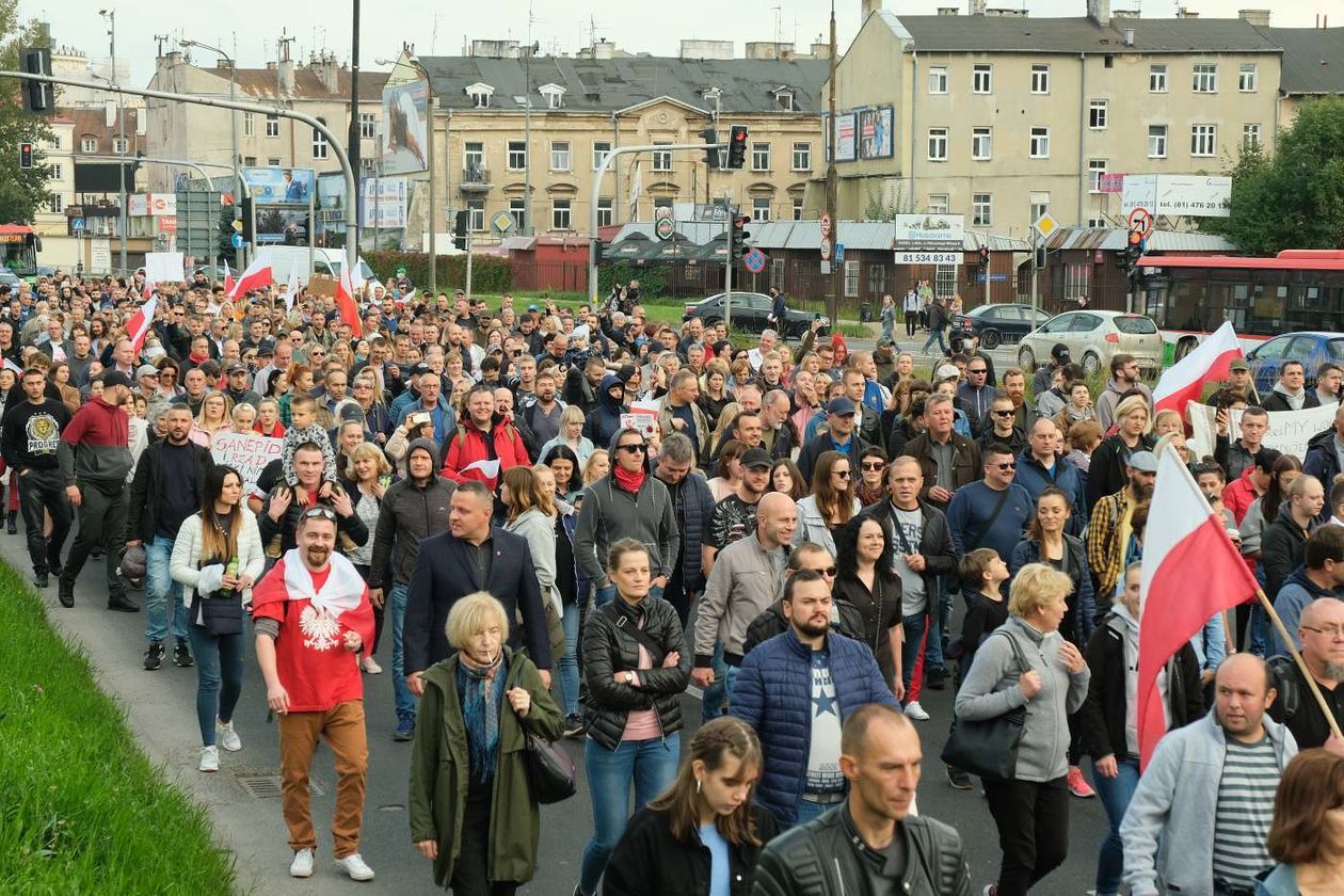  Nie wierzą w pandemię. Protest w Lublinie (zdjęcie 1) - Autor: Maciej Kaczanowski