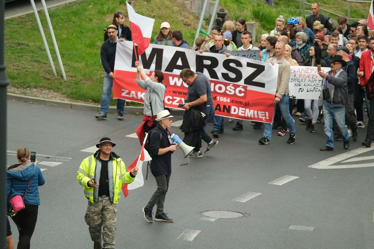  Nie wierzą w pandemię. Protest w Lublinie (zdjęcie 1) - Autor: Maciej Kaczanowski