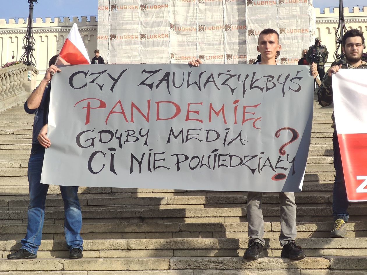  Nie wierzą w pandemię. Protest w Lublinie (zdjęcie 1) - Autor: Paweł Buczkowski