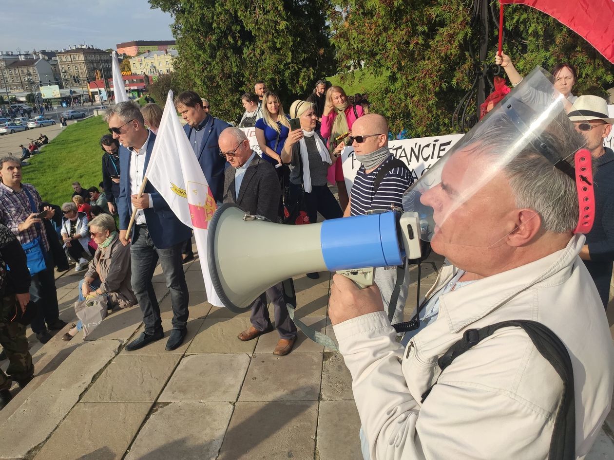  Nie wierzą w pandemię. Protest w Lublinie (zdjęcie 1) - Autor: Paweł Buczkowski